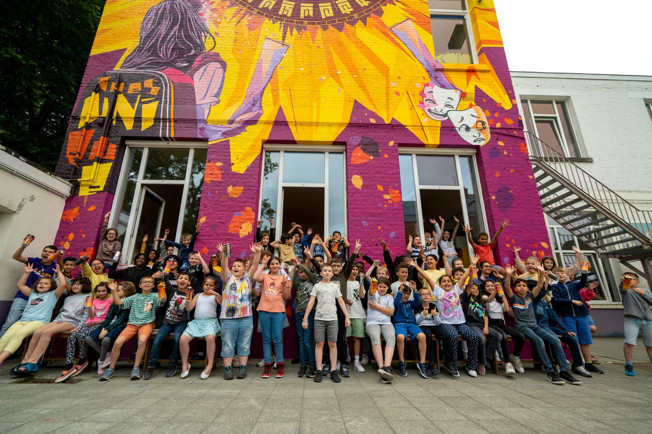 Fresque murale scolaire « Yes We Can » à Jette, élèves rassemblés devant le mur peint